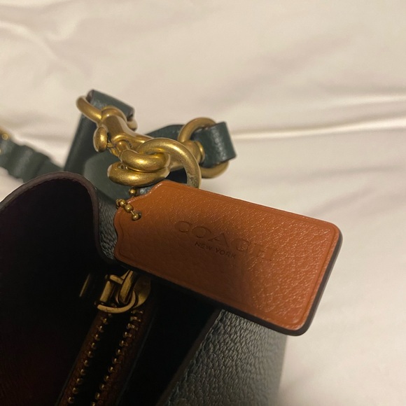 Coach Willow Bucket Bag in green/brass - Picture 4 of 8